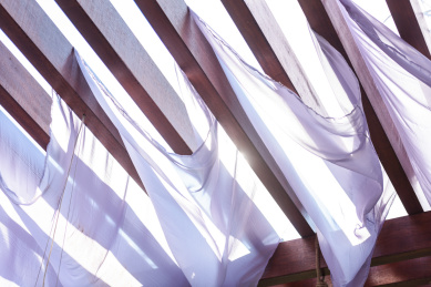 挂在高高的横梁上的白布