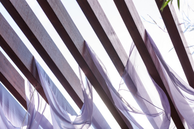 挂在高高的横梁上的白布