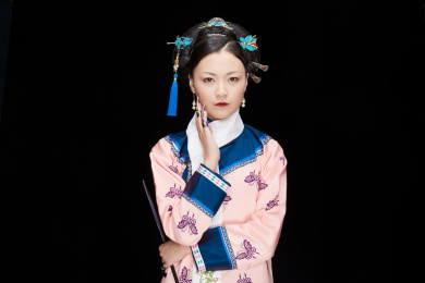 黑色背景下的清代女性古装造型清朝古装