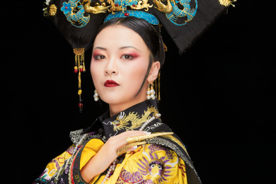 黑色背景下的清代女性古装造型清朝古装