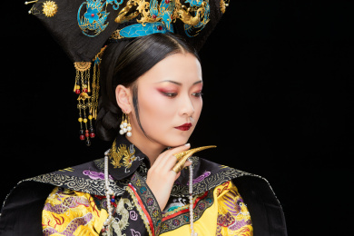 黑色背景下的清代女性古装造型清朝古装