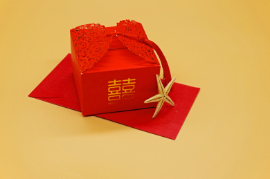 橙色背景中国传统婚礼喜糖和红包