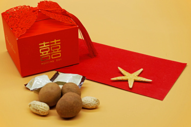 橙色背景中的摆酒宴会喜糖红包