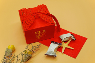 橙色背景中的摆酒宴会喜糖红包