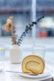 甜品店里窗户边的瑞士卷蛋糕