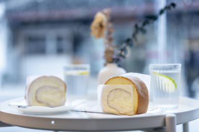 甜品店里窗户边的瑞士卷蛋糕