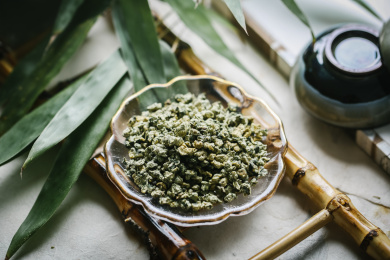 桌上的小碟子里装满了晒干的荷叶茶