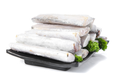 白底上放着一盘鲜冻带鱼段