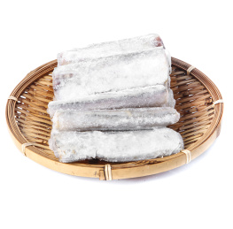 白底上放着一蓝冷冻刀鱼段