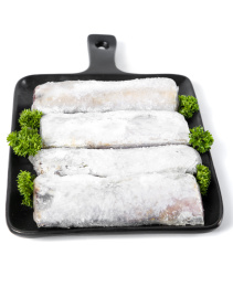 白底上放着一盘鲜冻带鱼段