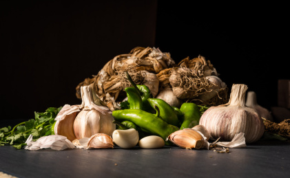 暗色背景下的多种调味蔬菜