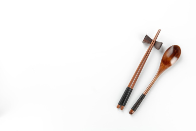 木制餐具木筷子木勺特写白色背景