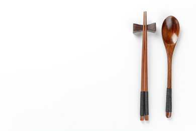 木制餐具木筷子木勺特写白色背景