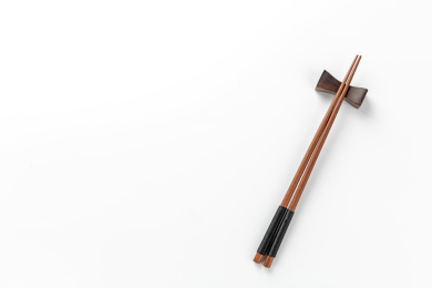 木制餐具木筷子木勺特写白色背景