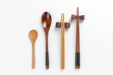 木制餐具木筷子木勺特写白色背景