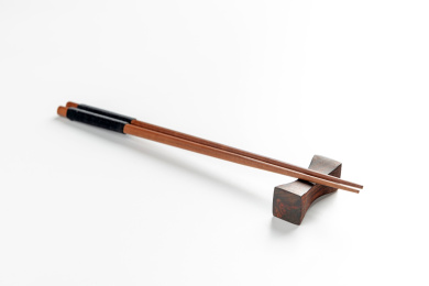 木制餐具木筷子木勺特写白色背景