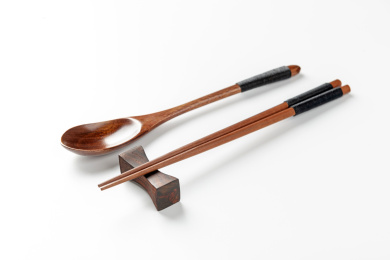 木制餐具木筷子木勺特写白色背景