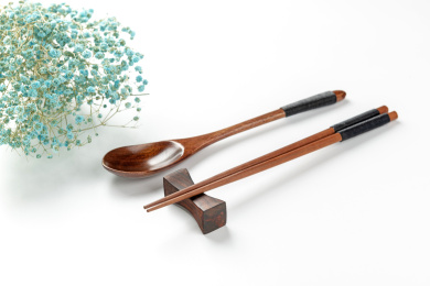 木制餐具木筷子木勺特写白色背景