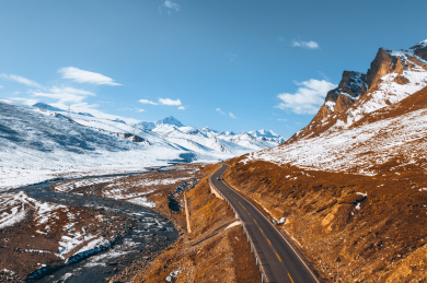 中国新疆雪山独山公路旅游景点