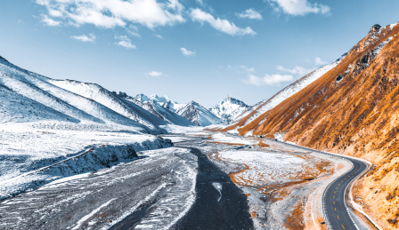 中国新疆雪山独山公路旅游景点