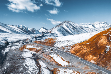 中国新疆雪山独山公路旅游景点