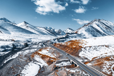 中国新疆雪山独山公路旅游景点