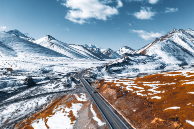 中国新疆雪山独山公路旅游景点