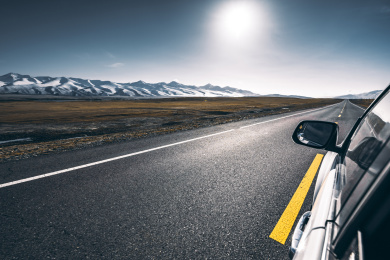 中国新疆风景区公路行驶