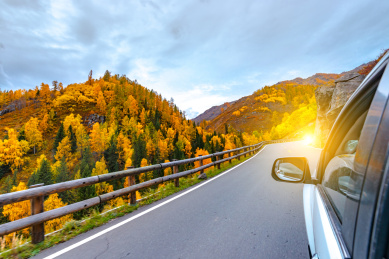 行驶在中国新疆禾木村景区