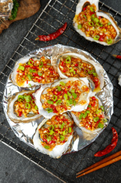 烧烤架上放着特色蒜蓉烤生蚝