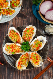 深底上放着一盘蒜蓉粉丝蒸生蚝