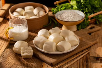 木板背景板上一盘奶香小馒头