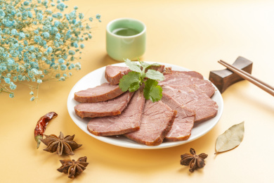 一盘酱牛肉特写黄色莫兰迪色系背景