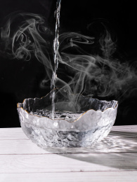 倒入玻璃碗的开水