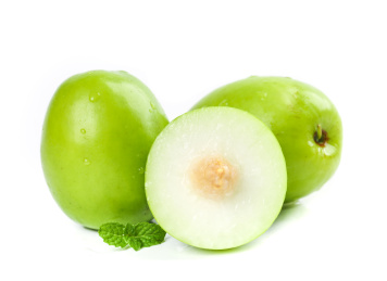 白底上放着两个完整牛奶大青枣和半边牛奶枣