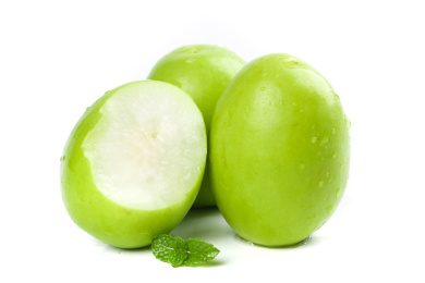 白底上放着两个的牛奶大青枣和一个咬过青枣