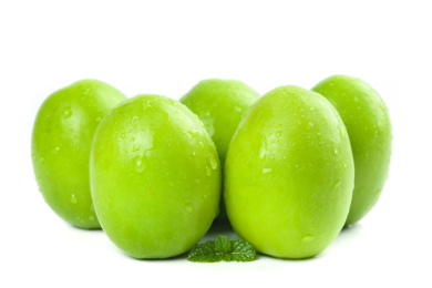 白底上放着一堆新鲜牛奶大青枣