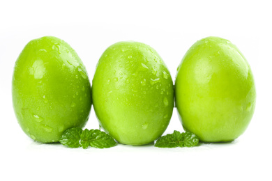 白底上放着三个完整的台湾牛奶大青枣