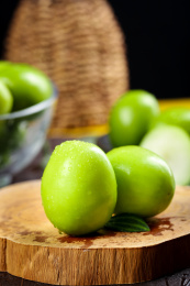 木板上放着两个完整的牛奶大青枣