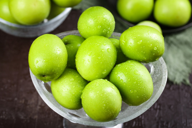 黑底上放着一盘新鲜牛奶大青枣