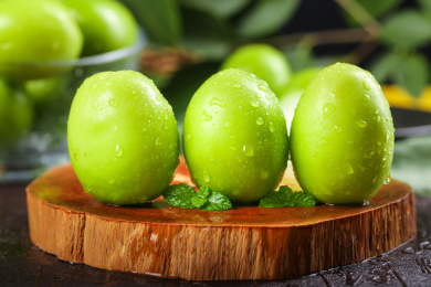 木板上放着三个完整的云南牛奶大青枣