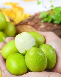 手上捧着牛奶大青枣