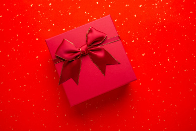 红色背景上的新年礼盒