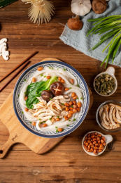 白色背景上满满一碗香菇鸡丝米粉