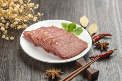 一盘五香牛肉摆放在木桌面上特写
