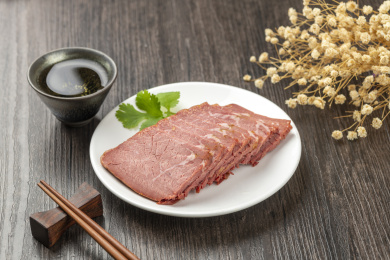 一盘五香牛肉摆放在木桌面上特写