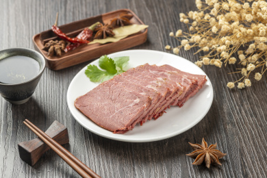 一盘五香牛肉摆放在木桌面上特写