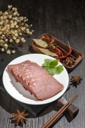 一盘五香牛肉摆放在木桌面上特写