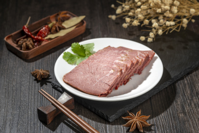 一盘五香牛肉摆放在木桌面上特写