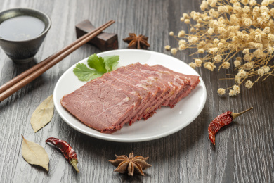 一盘五香牛肉摆放在木桌面上特写